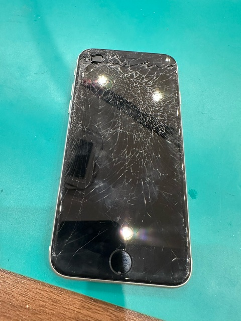 iPhone第２世代がめん割れお修理